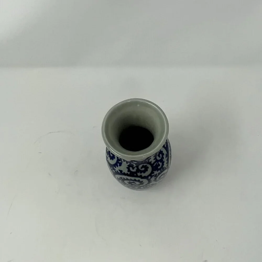 Japanese Tako Karakusa vase vintage blue white octopus vine small